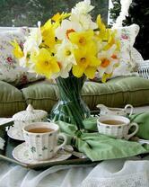 Чай и красивый букет нарциссов