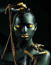 Без бренда «Девушка в черно-золотом макияже» в Казане в интернет-магазине  Без бренда «Девушка в черно-золотом макияже» в Казане