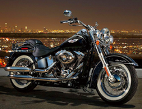 Мотоцикл на фоне ночного города